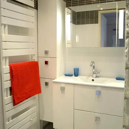 F3 Climatisé-terrasse 30 M2- Parking-antigone Montpellier